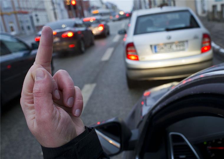 Diese Umfrage hat es in sich: So rau geht es auf deutschen Straßen zu Der Begriff Harmonie fällt nur noch einem Drittel der Autofahrer ein, wenn sie an den Straßenverkehr denken. Die Hälfte fühlt sich nach einer Umfrage gestresst. Und so manche Autofahrerin hat ihre eigenen - erzieherischen - Tricks.