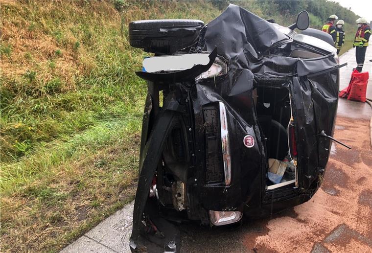 Sittensen: Kleinwagen überschlägt sich auf der Autobahn Der bei Sittensen auf der Autobahn verunfallte Kleinwagen. Der Fahrer kam ins Krankenhaus.