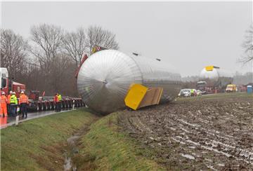 Der bei Sögel in einen Graben gerutschte Gastank soll am Mittwoch geborgen werden.