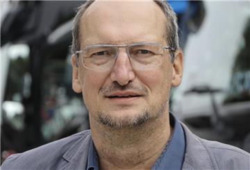 Der bei Spediteuren und Lkw-Fahrern bekannte Autor Jan Bergrath liest in Bremerhaven aus seinem neuen Roman.