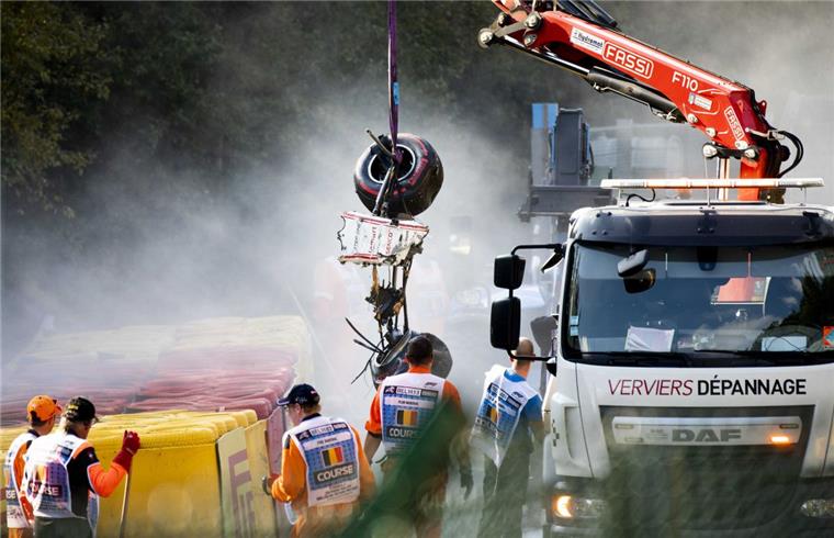 Der beim Horrorunfall in Spa vor drei Wochen schwer verletzte Rennfahrer Juan Manuel Correa ist von den Ärzten aus dem künstlichen Koma geholt worden. 