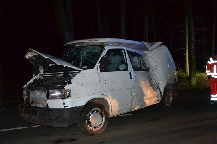 Unfall bei Bülstedt: Verletzter Fahrer ist spurlos verschwunden Der beim Unfall offenbar verletzte Fahrer des VW-Busses setzte sich von der Unfallstelle ab.