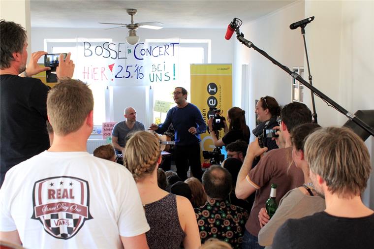 So sieht es aus, wenn Bosse ein Konzert im Wohnzimmer spielt Der bekannte Sänger Bosse hat am Montag in einem Wohnzimmer in der Bremer Neustadt gesungen. Eingeladen hatte ihn Radio Bremen Vier.