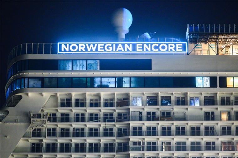 Kreuzfahrtschiff "Norwegian Encore" fährt über Ems zur Nordsee Der beleuchtete Schriftzug des Kreuzfahrtschiffs "Norwegian Encore". Das Schiff mit Platz für 4000 Passagiere soll Ende Oktober in Bremerhaven an die Reederei übergeben werden.