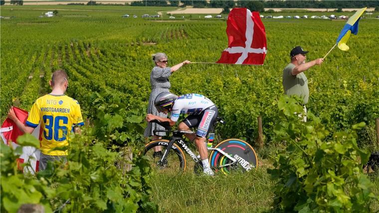 Der belgische Etappensieger Remco Evenepoel fährt durch die Weinberge.