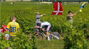 Der belgische Etappensieger Remco Evenepoel fährt durch die Weinberge.