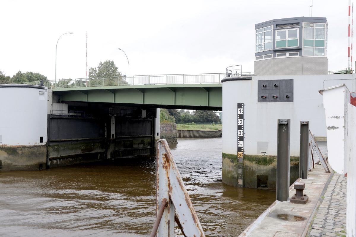 Kennedybrücke: Junges Liebespaar schwimmt sich in Lebensgefahr Der Bereich in der Geeste rund um die Kennedybrücke ist absolut kein Schwimmrevier.