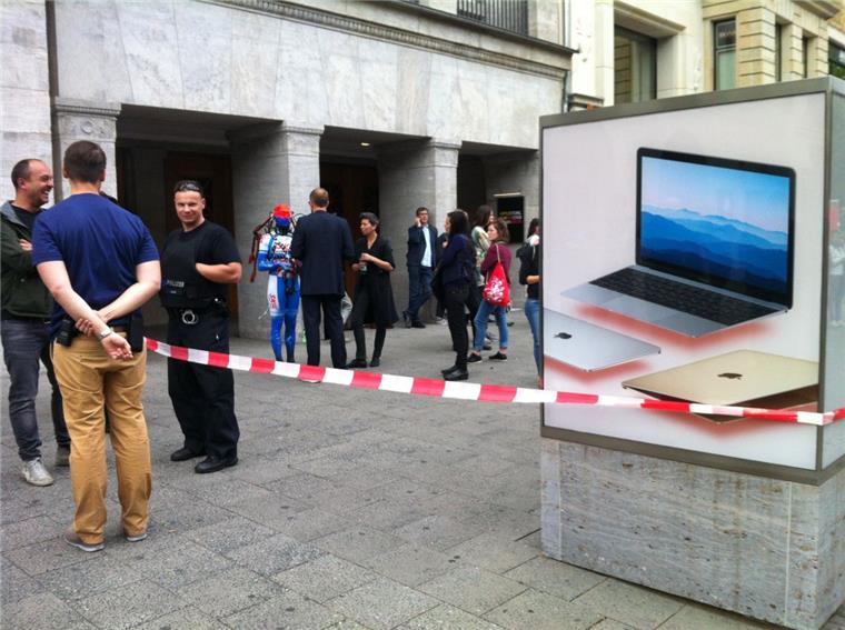 Silbrige Substanz in Berlin: Offenbar Kunstaktion Der Bereich vor dem Apple-Laden am Kurfürstendamm ist abgesperrt.