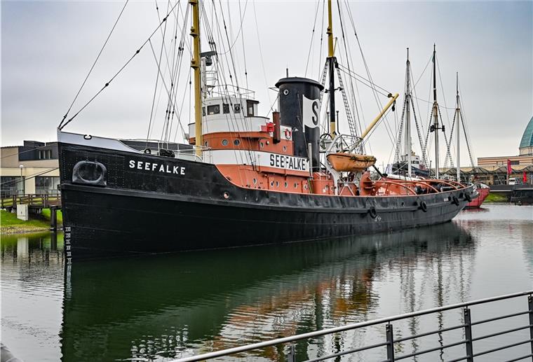 Bremerhaven: BBU soll Museumsflotte helfen Der Bergungsschlepper „Seefalke“ liegt am früheren Liegeplatz der Dreimastbark „Seute Deern“ im Alten Hafen in Bremerhaven. An dem Museumssegler „Seute Deern“ haben die vorbereitenden Arbeiten begonnen, um das Schiff abzuwracken.