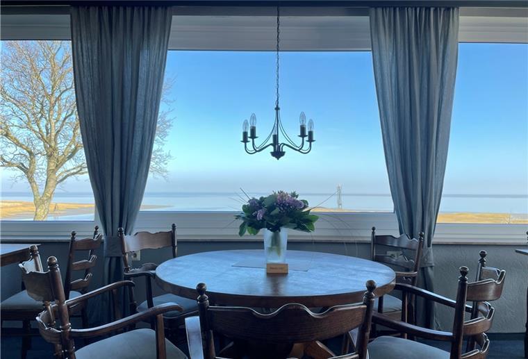 Der beste Platz im Restaurant „Nordseeblick“ in Fedderwardersiel ist immer reserviert - für Einheimische. Die können von diesem Stammtisch aus die großartige Aussicht genießen.