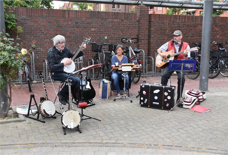 Der Besuch auf dem Nordenhamer Wochenmarkt wurde am Freitag von (von links) Wolfgang-Ulrich Bussian, Ilona Stapler und Michael Szmigier musikalisch begleitet.