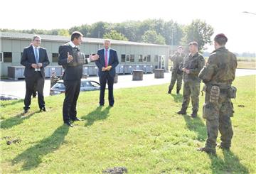 Der Besuch bei der Bundeswehr in Seedorf führte Marco Prietz, Oliver Grundmann und Henning Otte (von links) auch in den Außenbereich zur Besichtigung einer Ausbildung, die Regimentskommandeur Oberst Geßner (Zweiter von rechts) und weitere Soldaten erläuterten.