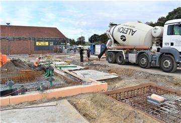 Bauarbeiten mit Betonmischer in Langen