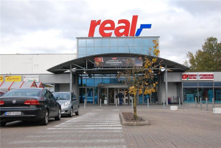 Real-Kette vor Zerschlagung: Was wird aus Filialen in Bremerhaven und Spaden? Der Betriebsrat und die Geschäftsleitung des Real-Marktes in Spaden schweigen sich zu den Verkaufsabsichten und dem neuen Tarif für die Mitarbeiter aus.