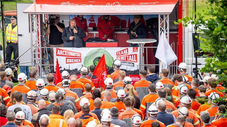 „Stahl hat Zukunft“? Kundgebung auf Bremer Hütte Der Betriebsratsvorsitzende fordert einen günstigeren Strompreis.
