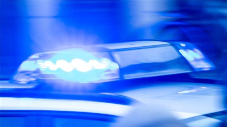 Ein Streifenwagen der Polizei ist mit Blaulicht im Einsatz.