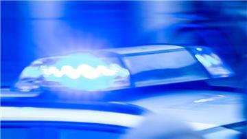 Ein Streifenwagen der Polizei ist mit Blaulicht im Einsatz.