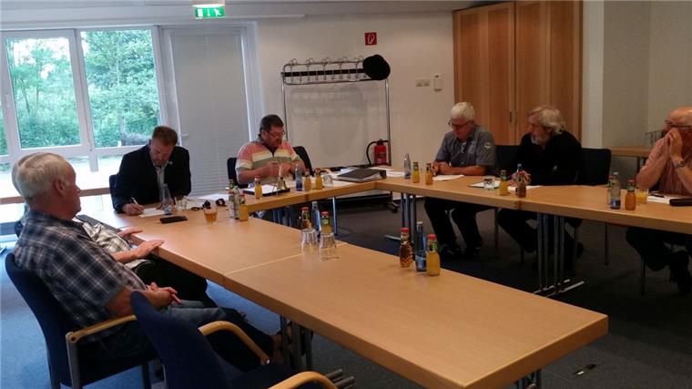 Beverstedter Wahlausschuss lässt 53 Kandidaten zu Der Beverstedter Wahlausschuss hatte an den 53 Bewerbern nichts zu beanstanden (von links): Klaus-Dieter Hildebrandt, Klaus Tienken (verdeckt), Guido Dieckmann, Hermann Brünjes.