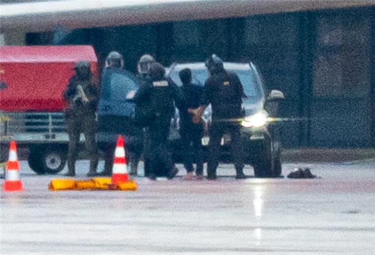 Prozess gegen Flughafen-Geiselnehmer: Mutter des Kindes soll aussagen Der bewaffnete Mann, der am 4. November 2023 mit seinem Auto und seinem vierjährigen Kind auf das Vorfeld des Airports gerast war, muss sich vor Gericht verantworten.