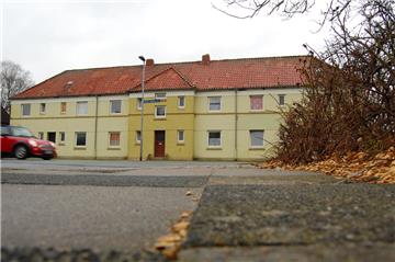 Der Bewohner, der mindestens zwei Wochen tot im Hausflur gelegen hat, ist eines natürlichen Todes gestorben. Das hat die Obduktion ergeben.