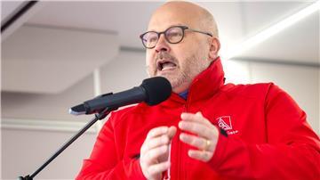 Der Bezirksleiter der IG Metall Küste Friedrich spricht vor dem VW-Werk in Emden. 