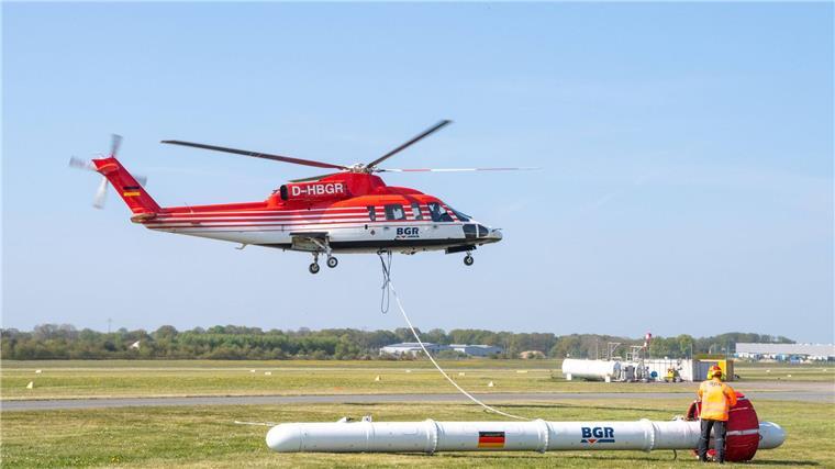 Bundesanstalt erkundet Grundwasser in Ostfriesland aus Luft Der BGR-Hubschrauber vom Typ „Sikorsky S-76B“ startet mit der elektromagnetischen Flugsonde „Resolve“ vom Flugplatz zu einem Erkundungsflug im Moorgebiet.