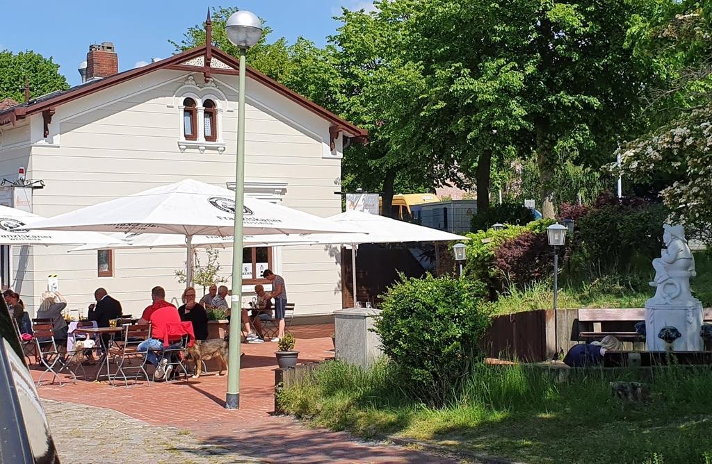 Der Biergarten lädt zum Verweilen ein.