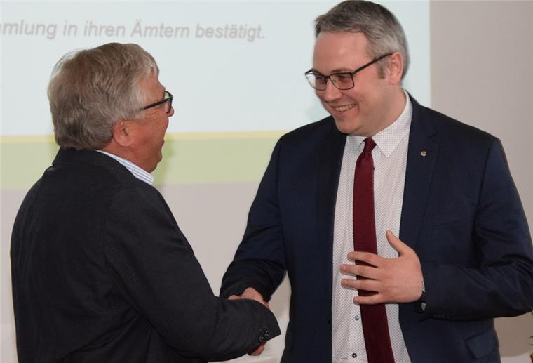 Ein Plädoyer für den Tourismus im Landkreis Rotenburg Der bisherige 1. Vorsitzende des Touristikverbandes Landkreis Rotenburg (TouROW), Hartmut Leefers, gratuliert seinem Nachfolger Marco Prietz (rechts) zur Wahl.