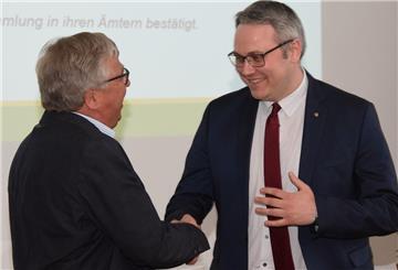 Der bisherige 1. Vorsitzende des Touristikverbandes Landkreis Rotenburg (TouROW), Hartmut Leefers, gratuliert seinem Nachfolger Marco Prietz (rechts) zur Wahl.