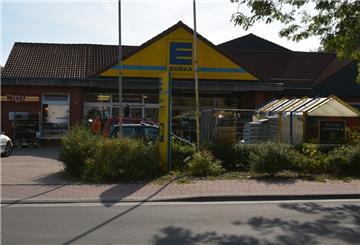Der bisherige Burhaver Edeka-Markt bleibt in Betrieb, bis der Neubau fertig ist. Anschließend wird der Altbau abgerissen, um Platz für zusätzliche Parkfläche zu schaffen.