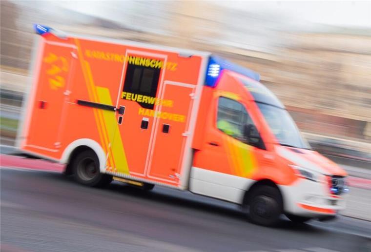Tödlicher Unfall mit Stadtbahn: Mann wird 30 Meter mitgeschleift Ein Rettungswagen der Feuerwehr Hannover fährt mit Blaulicht durch die Innenstadt.