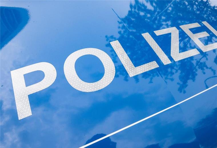 Raubüberfall in Cuxhaven: Unbekannter bedroht Mitarbeiter mit Messer Der Schriftzug „Polizei“ ist auf einem Streifenwagen zu lesen.