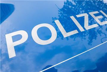 Der Schriftzug „Polizei“ ist auf einem Streifenwagen zu lesen.