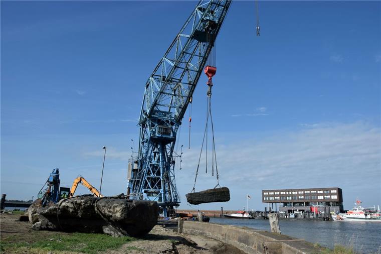 Bremerhaven: Eingestürzte Kaje vom Grund geborgen - mit Video Der „Blaue Klaus“ barg am Mittwochvormittag zwei mehr als 48 Tonnen schwere Stahlbeton-Kajenteile vom Grund der Geeste in Bremerhaven.