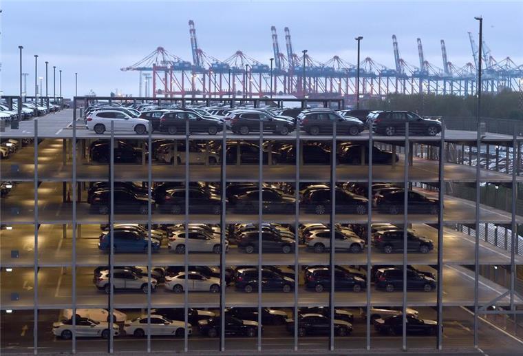 Autoterminal Bremerhaven bleibt Sorgenkind der BLG Parkregal mit vielen Autos