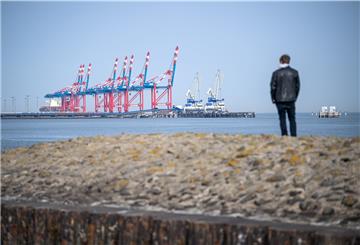 Mann schaut übers Wasser auf den Weser-Jade-Port.