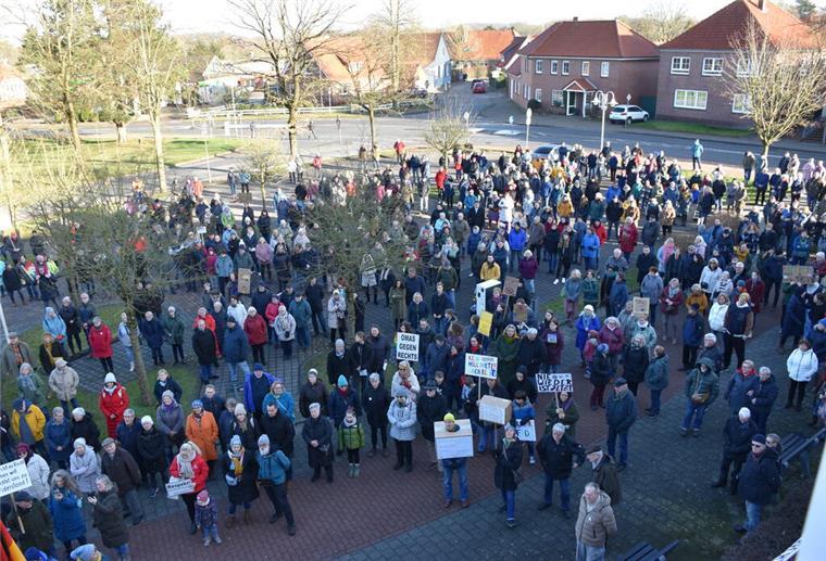 Demos gegen Rechtsextremismus zwischen Jade, Weser und Elbe: Die besten Bilder Der Blick aus dem Obergeschoss des Beverstedter Rathauses zeigt etwa die Hälfte der Menschen, die am Samstag für Demokratie demonstriert haben.