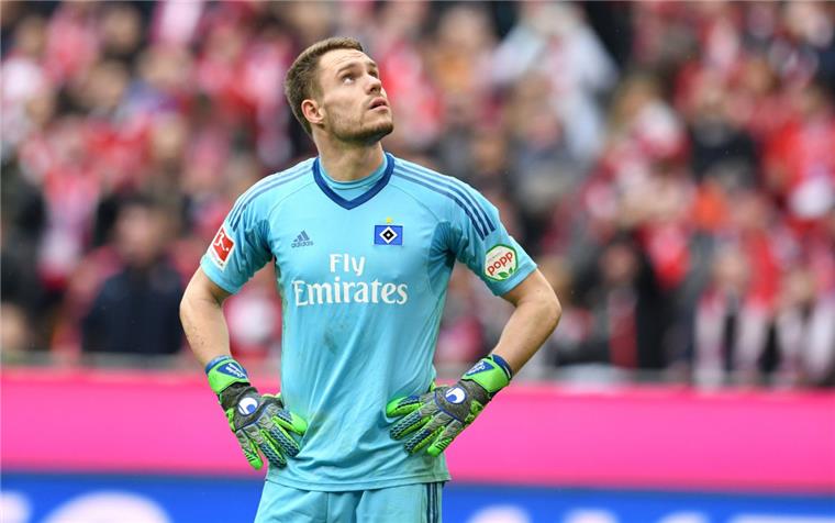 Der HSV wird von Bayern wieder vorgeführt Der Blick geht gen Himmel, als würde er Hilfe von oben erbitten: Hamburgs Torhüter Christian Mathenia.