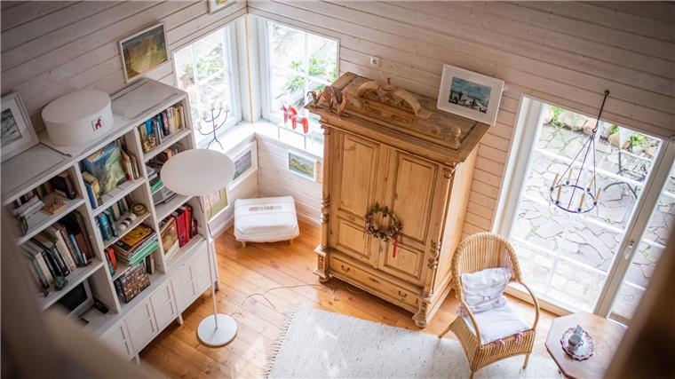 Tiny Living: Das große Glück im kleinen Schwedenhaus Der Blick von oben ins Wohnzimmer: Im Wohnzimmer vereinen sich günstige Ikea-Möbel, mit Einzelstücken aus Asien und Möbeln aus dem 19. Jahrhundert.
