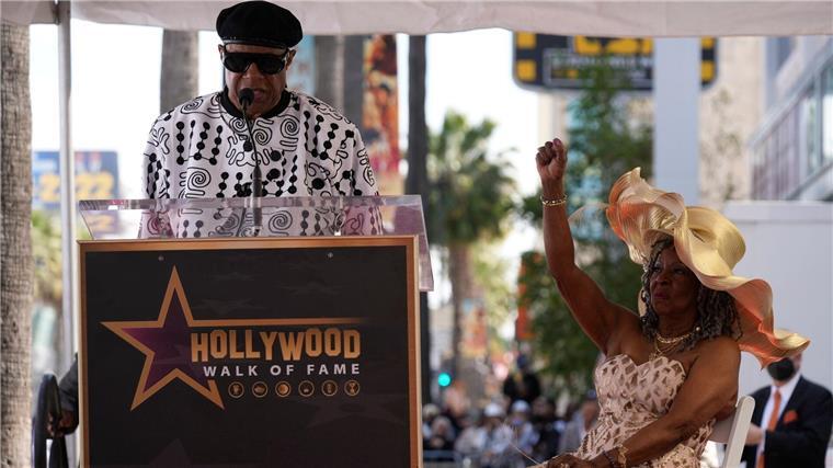 Hollywood-Stern für Sängerin Martha Reeves Der blinde Soul-Sänger Stevie Wonder (l) dankte Reeves für deren Unterstützung.