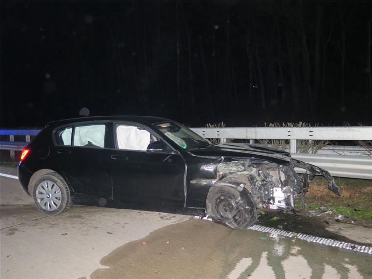 Unfall auf A1: Neuer BMW schleudert über Autobahn Der BMW wurde bei dem Unfall auf der A1 komplett zerstört.