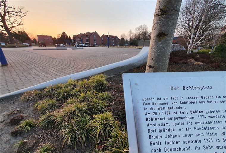 Schiffdorf: Bohlenplatz soll wieder aufblühen Der Bohlenplatz in Schiffdorf soll nun endlich wieder aufblühen: Auf dem angrenzenden Grundstück (oben mittig im Bild) soll ein Gebäude mit Platz für Gewerbe und Wohnungen entstehen.