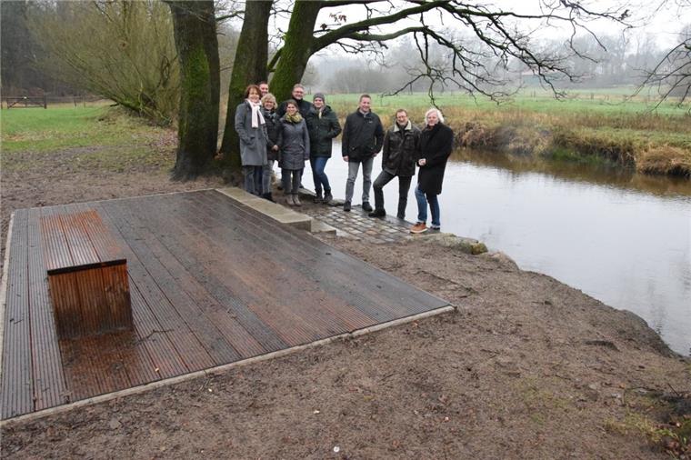 Der Bootsanleger an der Oste in Godenstedt umfasst eine neue Uferbefestigung, ein Holzdeck und eine Sitzbank. Weiter am oberen Ufer entstand zudem ein überdachter Rastplatz.