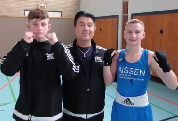 Nordenhamer Boxer überzeugen in Bremerhaven Der Boxtrainer des SV Nordenham, Ali Karaboyun (Mitte), lobte Max Wagner (links) und Erik Pisarewski.