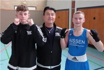 Der Boxtrainer des SV Nordenham, Ali Karaboyun (Mitte), lobte Max Wagner (links) und Erik Pisarewski.