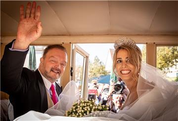 Der Bräutigam, Fürst Alexander zu Schaumburg-Lippe, und die Braut, Fürstin Mahkameh zu Schaumburg-Lippe, sitzen nach ihrer kirchlichen Hochzeit in der Bückeburger Stadtkirche in einer Kutsche. 