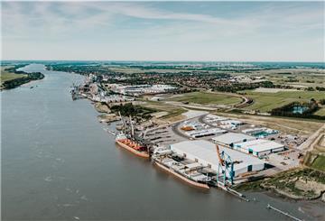 Der Braker Hafen mit dem Niedersachsenkai im Vordergrund. 5,45 Millionen Tonnen Güter wurden im vergangenem Jahr an den Kajen des Seehafens umgeschlagen.