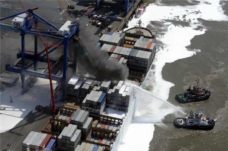 Der Brand auf der „Maersk Karachi“ am 22. Mai 2015 kam die Stadt teuer zu stehen. Sie bleibt auf Kosten von 300 000 Euro sitzen.  