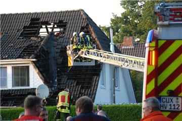 Der Brand der Doppelhaushälfte in Wehdel (Schiffdorf) war schnell unter Kontrolle. Mithilfe der Drehleiter aus Langen und der Wärmebildkamera spürten die Leute von der Freiwilligen Feuerwehr von außen letzte Glutnester unterm Dach auf, die ihre Kameraden dann von innen löschten.