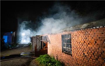 Der Brand einer Lagerhalle in der Weserstraße in Wulsdorf am Montagabend beschäftigt jetzt die Brandursachenermittler. Das Foto wurde am Montagabend aufgenommen.  